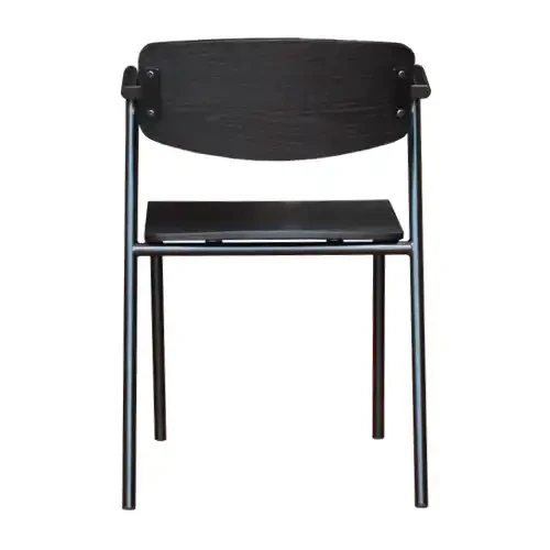 Chaise de salle à manger moderne avec cadre métallique noir, empilable pour usage intérieur.