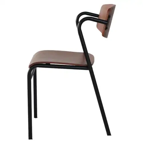 Chaise moderne, empilable, à cadre métallique noir, pour intérieur.