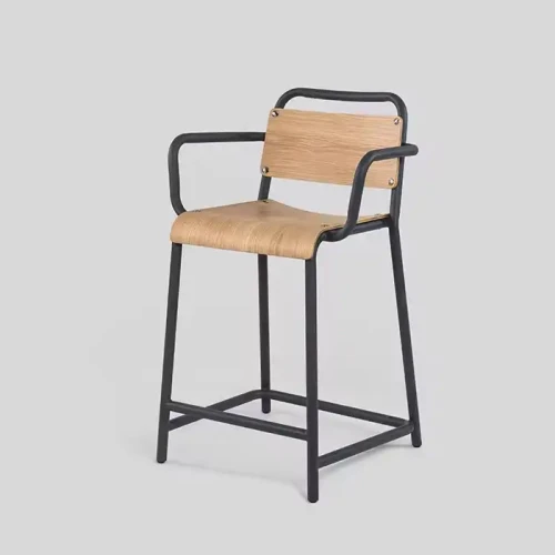Chaise de salle à manger contemporaine avec structure métallique noire et siège en bois clair.