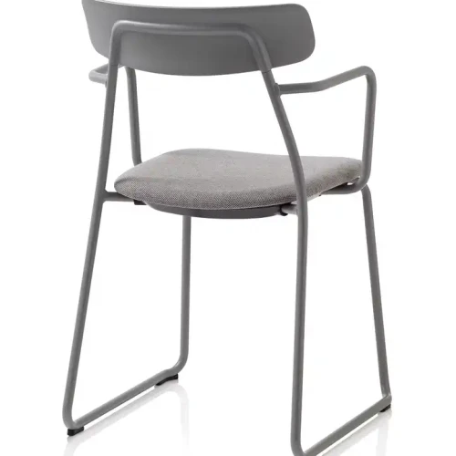 Chaise moderne avec cadre en métal gris robuste, idéale pour salle à manger ou hôtel.