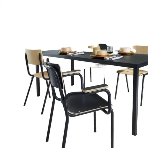 Chaises de salle à manger design en métal et bois autour d'une table moderne.