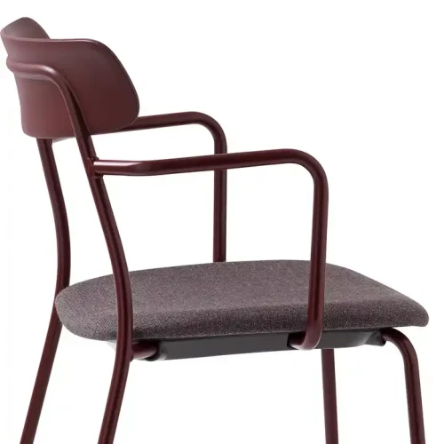 Chaise de salle à manger moderne avec cadre en métal et assise rembourrée.