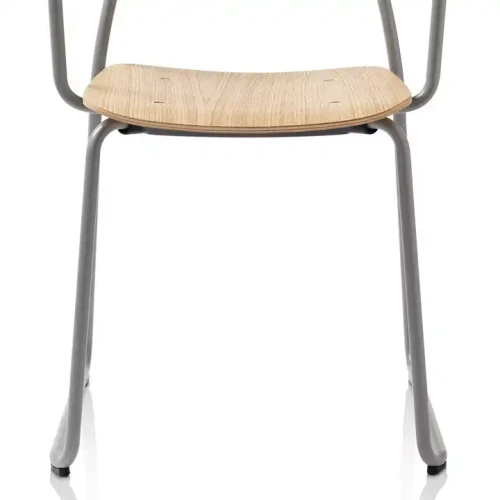 Chaise de salle à manger contemporaine avec siège en bois clair et cadre en métal gris.