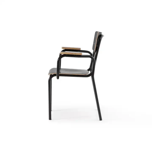 Chaise empilable design avec cadre métallique et assise en bois, vue de profil.