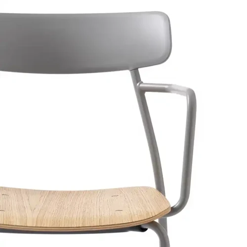 Chaise de salle à manger empilable avec cadre métallique et assise en bois clair, design contemporain.