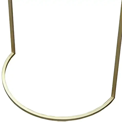 Cadre en métal doré de la table basse demi-ronde en marbre pour canapé d'angle, design moderne.