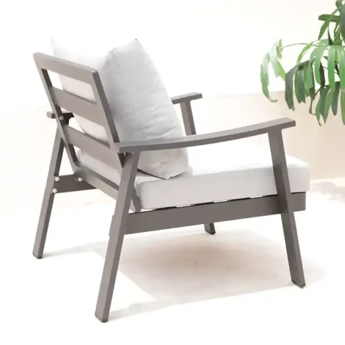 Fauteuil moderne en métal avec coussins pour salon ou extérieur.