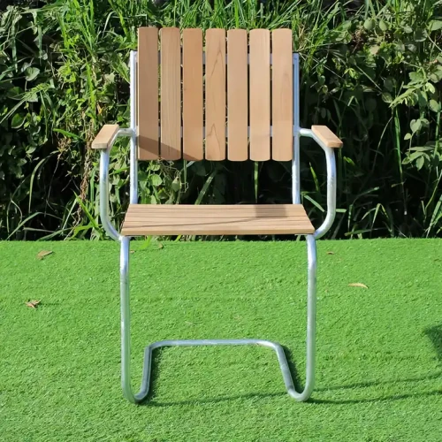 Chaise de salle à manger empilable avec cadre en métal et siège en bois, design moderne pour intérieur.
