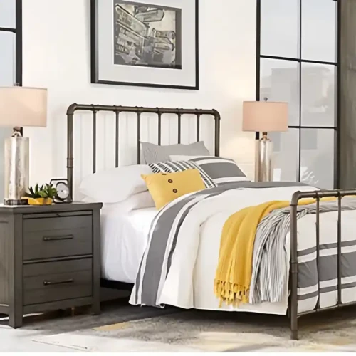 Lit en métal robuste avec draps modernes et coussins colorés dans une chambre élégante.