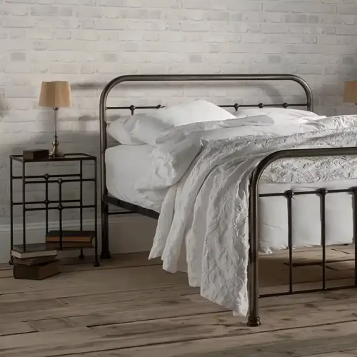 Modernes Metallbett mit abnehmbarem Bezug in einem stilvoll eingerichteten Schlafzimmer.