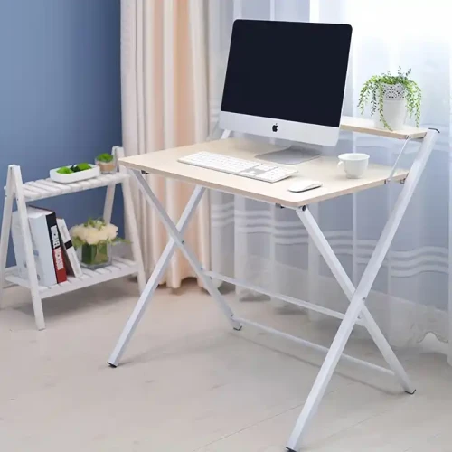 Table d'étude pliable en métal avec ordinateur et décoration intérieure.