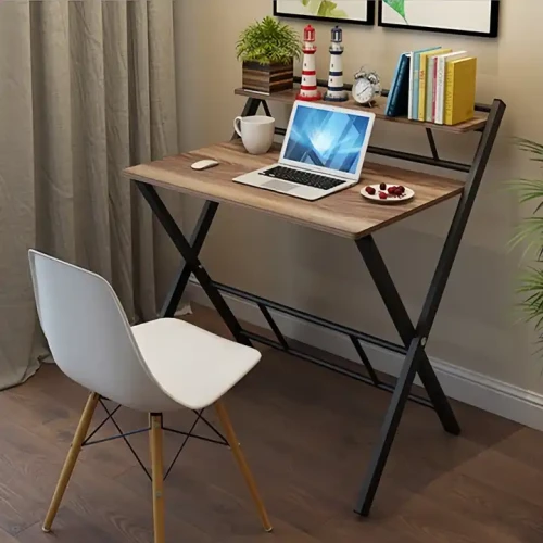 Table d'étude pliante en métal moderne avec étagère, ordinateur portable et chaise blanche, idéale pour bureau à domicile.