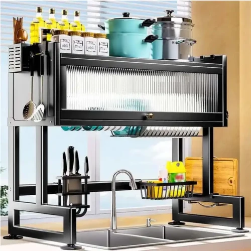 Modernes Metallrahmen Küchenregal über der Spüle für Geschirr und Utensilien.