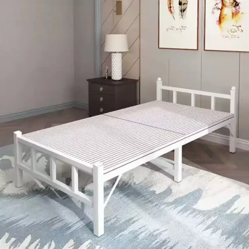Lit simple en métal pliable, design moderne et minimaliste pour chambre.