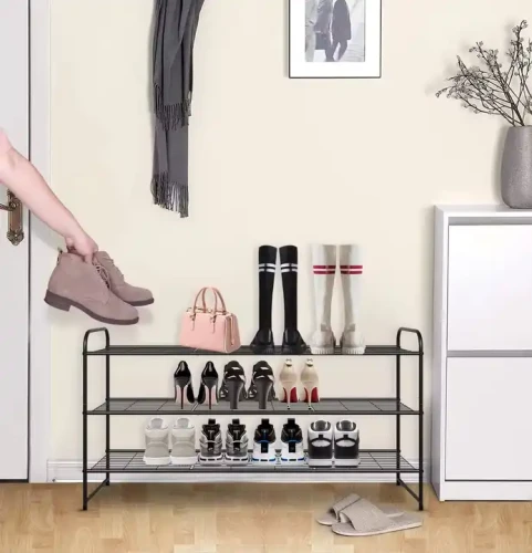 Moderner verstellbarer Schuhständer aus Metallrahmen mit zusätzlicher stapelbarer Ebene, gefüllt mit verschiedenen Schuhen im Innenbereich.