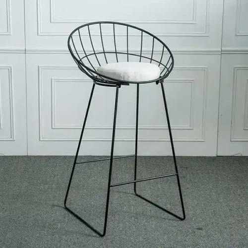 Luxuriöser neuer Design-Metallrahmen-Eisenstuhl mit gepolstertem Sitz.