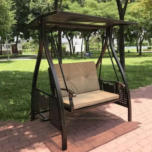 Schaukel aus Metall für draußen in einem Park mit Überdachung.