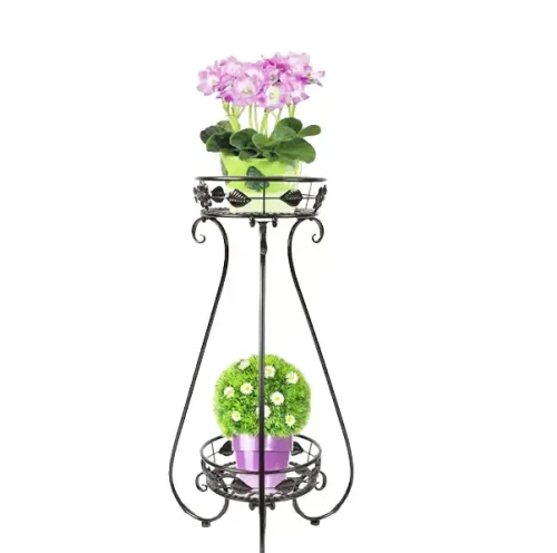 Support porte-pot de fleurs métallique à deux niveaux avec plantes en pots colorés sur fond blanc.