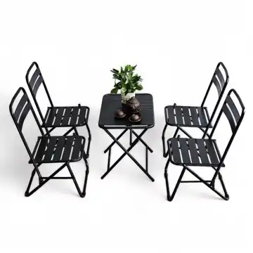 Salon de jardin moderne en métal avec table rectangulaire et chaises pliantes noires.
