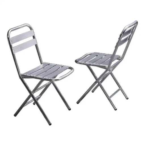 Chaises pliantes en métal pour jardin extérieur.
