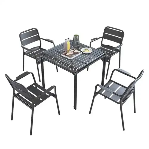 Ensemble de patio en métal avec table et quatre chaises pour extérieur.