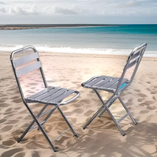 Moderner Metallgartenstuhl am Strand für Außenbereich.