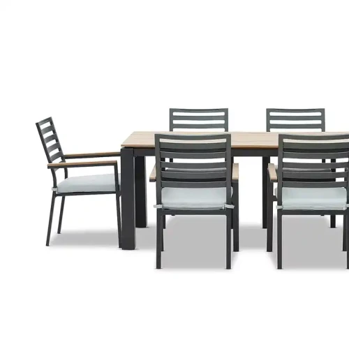Metallstuhl und Tisch Set für draußen, ideal für Garten oder Terrasse.