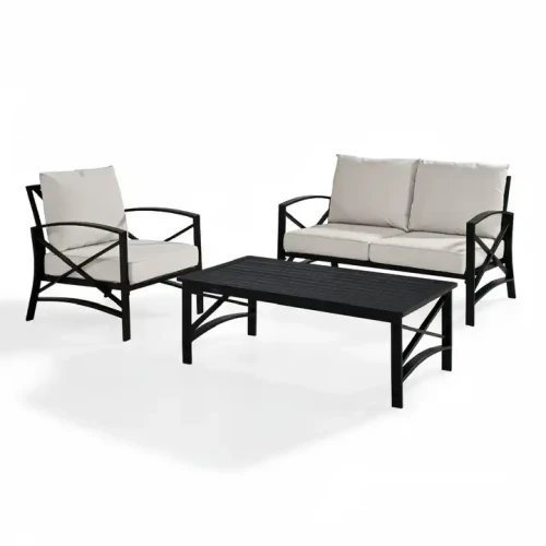 Ensemble de mobilier de jardin moderne avec canapé, fauteuil et table basse en métal noir et coussins blancs.