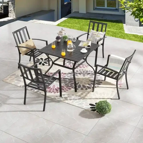 Moderne maßgefertigte Gartenmetallstühle Patio-Möbelsets auf Terrasse mit Tisch und Dekoration.
