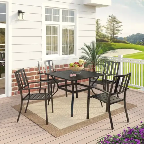 Moderner Gartenmetallstuhl und Tisch mit Metallrahmen auf Terrasse.