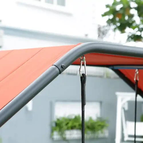 Chaise suspendue extérieure moderne à cadre en métal avec toit.