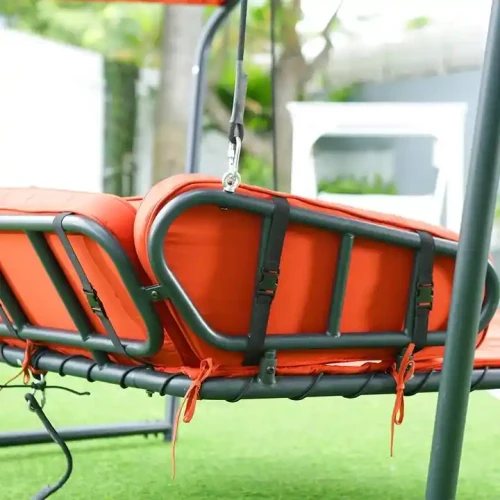 Balancelle pour deux personnes avec structure en métal et coussins rouges, design moderne pour extérieur.