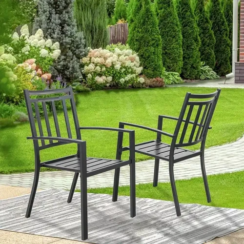 Mobilier de jardin moderne en métal, ensemble de deux chaises sur tapis extérieur, cadre verdoyant en arrière-plan.
