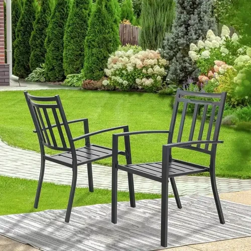Metallrahmen Outdoor Patio Gartenstühle im modernen Design in einem grünen Garten.