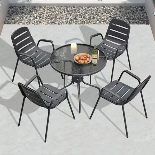 Moderner Design-Metallrahmen-Gartenset mit Rundtisch und vier Stühlen auf Terrasse.