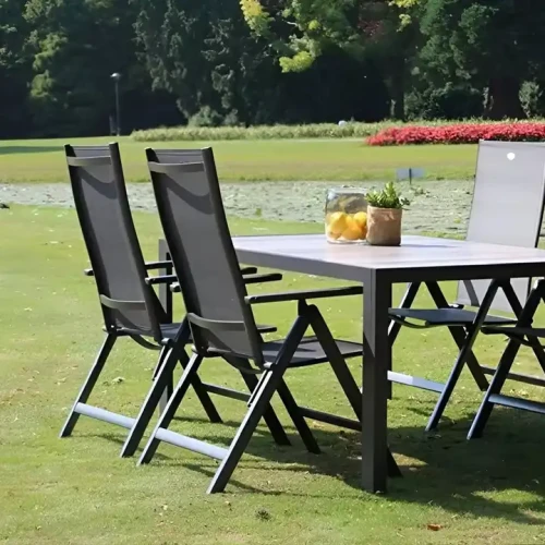 Chaises à cadre en métal pliables modernes autour d'une table, mobilier de patio extérieur.