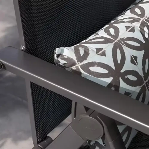 Chaise de jardin en métal avec coussin décoratif, design moderne et pliable, idéale pour le patio extérieur ou café.