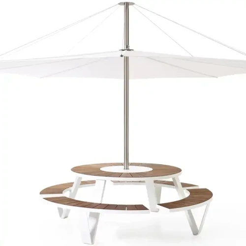 Table ronde avec plateau en bois et cadre en métal durable, équipée de chaises de jardin modernes, pour patio extérieur, avec grand parasol blanc.