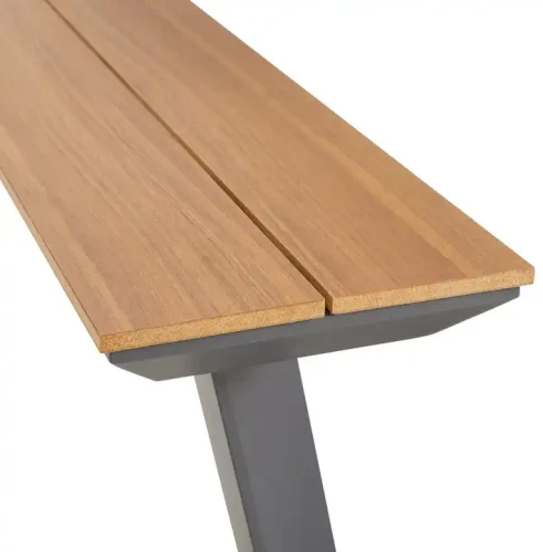 Moderne Outdoor Esstisch- und Stuhlset Robuste Metall-Terrassenmöbel, Detailansicht der Tischoberfläche.