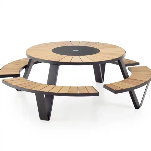 Stilvolle Garten-Essgruppe mit Metallrahmenstühlen und rundem Holztisch.