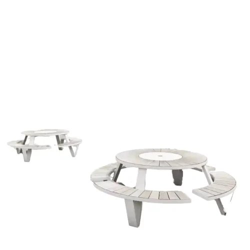 Runder Holztisch mit robusten Metallrahmenstühlen für Garten oder Terrasse.