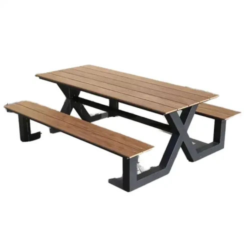 Moderner metallischer Gartentisch mit Bänken für Außenbereich.