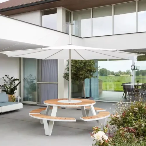 Ensemble de salle à manger moderne pour extérieur avec chaises en métal et table ronde en bois sur patio élégant.