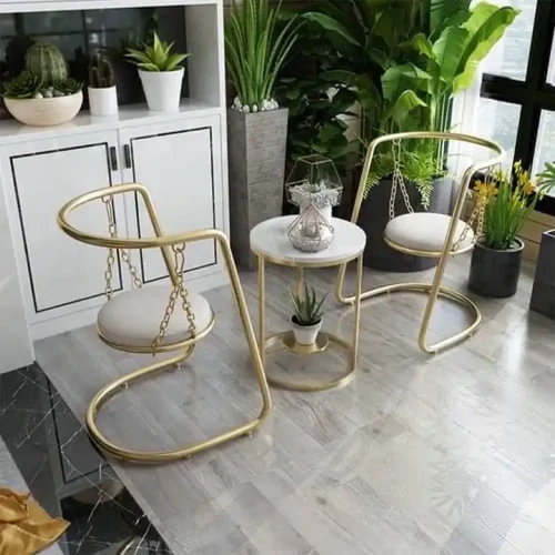 Ensemble de meubles modernes avec fauteuils suspendus en métal doré et table basse en marbre pour décoration intérieure et extérieure.
