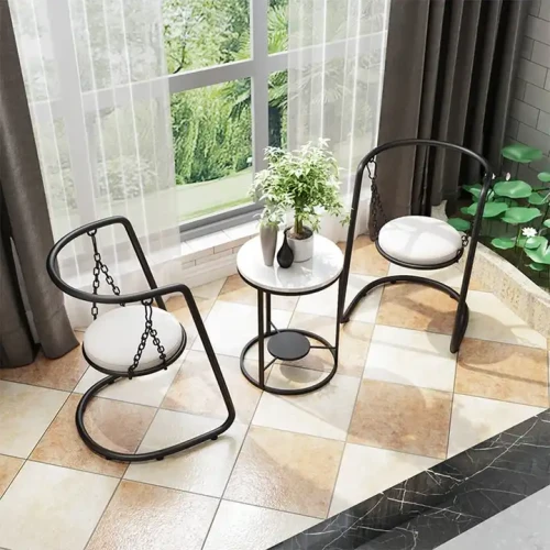 Chaises balançoire en métal avec table basse sur balcon élégant.
