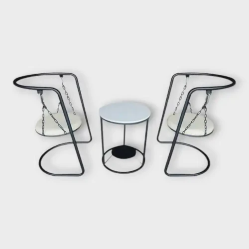 Set aus Schaukelstuhl und Couchtisch aus Metall für Balkon oder Wohnzimmer.