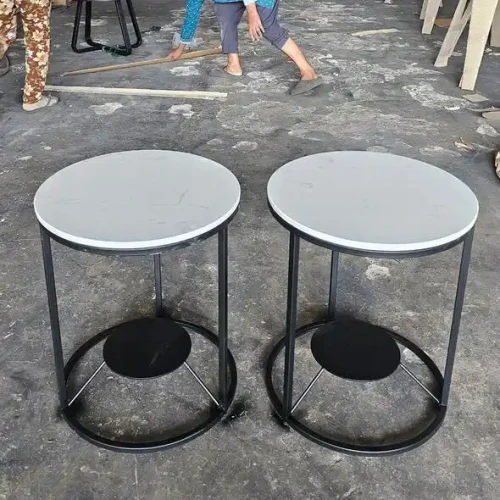 Deux petites tables rondes en métal moderne pour intérieur et extérieur.