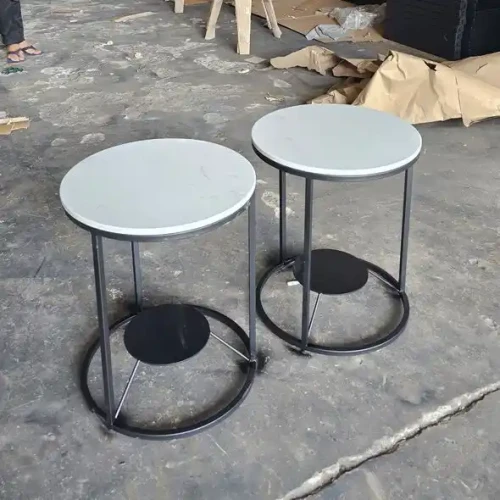 Deux petites tables en métal au design moderne, idéales pour la décoration de balcon.