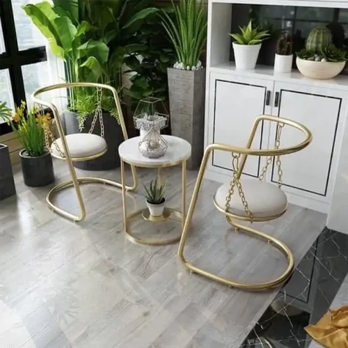 Ensemble moderne de table et chaises en métal doré pour balcon, décoration intérieure et extérieure.