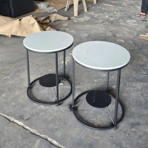 Deux tables d'appoint rondes en métal modernes pour jardin ou balcon, design intérieur/extérieur.